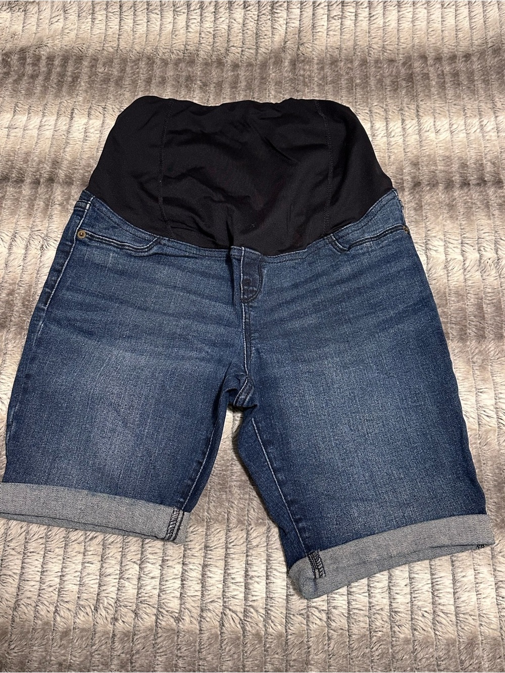 Isabel Maternity Bermuda Shorts
Size 6